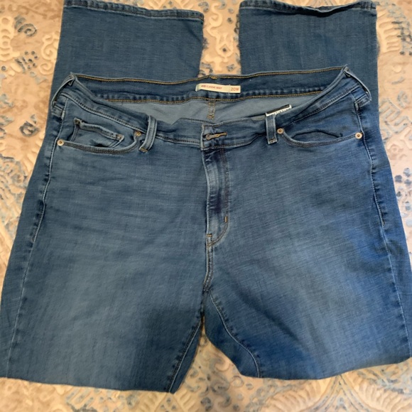 Levi’s women’s plus jeans - Picture 2 of 3